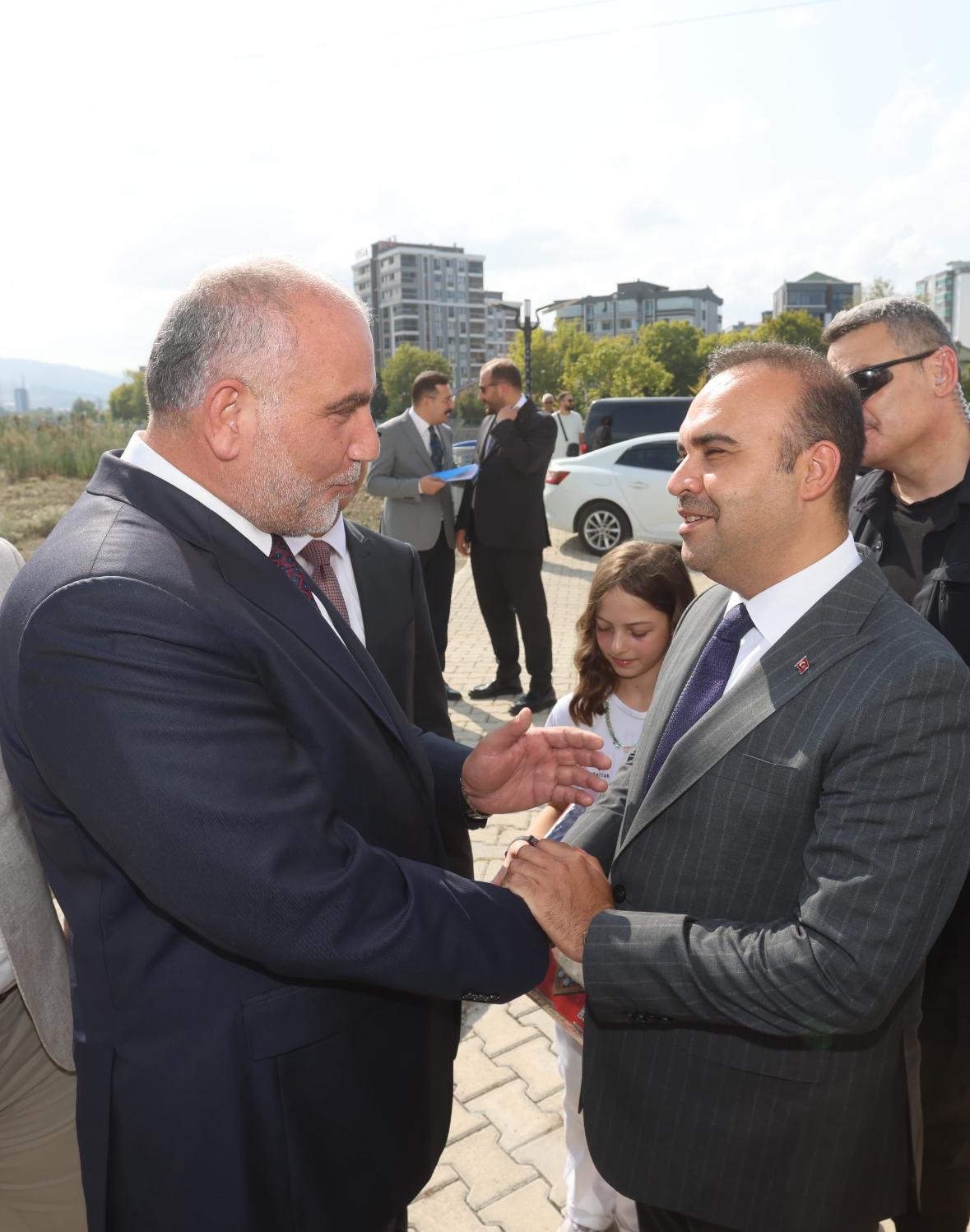 Canik'e Bir Ödülde Bakan Kacır'dan