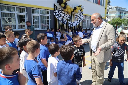 Öğrencilerden Başkan İbrahim Sandıkçı'ya Sevgi Seli: Karne Heyecanına Ortak Oldu